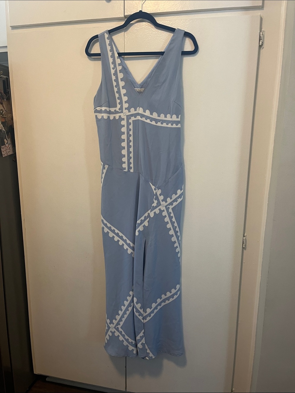 Mon Renn L Sleeveless Light Blue V‑Neck Long Dress w White Pattern & Front Slit